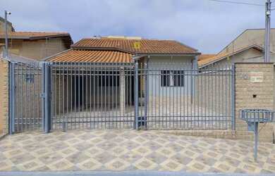 Imagem: A casa possui 2 Dormitórios, 1 Banheiro, 2 Vagas na garagem