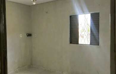 Imagem: A casa possui 3 Dormitórios, 1 Banheiro, 1 Vaga na garagem