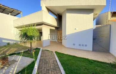 Imagem: A casa possui 3 Dormitórios, 2 Banheiros, 2 Vagas na garagem