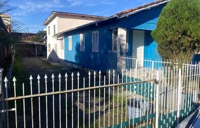 Imagem: A casa possui 5 Dormitórios, 2 Banheiros, 2 Vagas na garagem