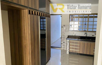 Imagem: A casa possui 3 Dormitórios, 2 Banheiros, 2 Vagas na garagem