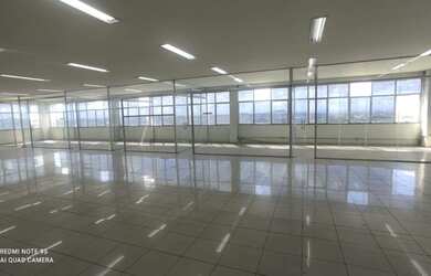 Imagem: O depósito possui 5 Vagas na garagem e 371m² de Área e está