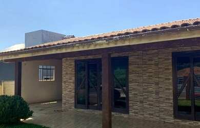 Imagem: A casa possui 3 Dormitórios, 2 Banheiros, 2 Vagas na garagem