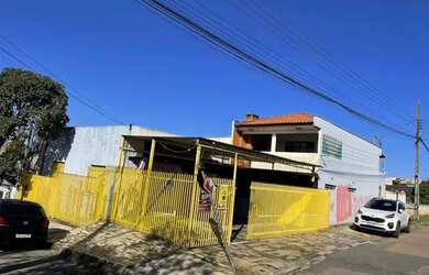 Imagem: A casa possui 3 Dormitórios, 2 Banheiros, 3 Vagas na garagem