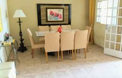 Imagem: A casa possui 3 Dormitórios, 3 Banheiros, 2 Vagas na garagem