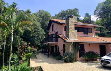 Imagem: A casa possui 3 Dormitórios, 4 Banheiros, 4 Vagas na garagem