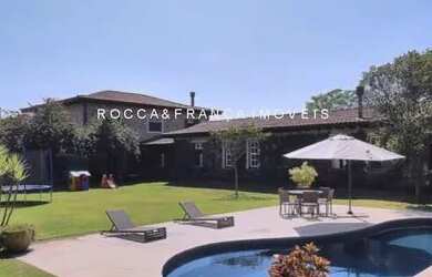 Imagem: A casa em condomínio possui 5 Dormitórios, 5 Banheiros, 2