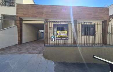 Imagem: A casa possui 3 Dormitórios, 3 Banheiros, 4 Vagas na garagem