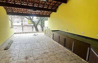 Imagem: A casa possui 4 Dormitórios, 3 Banheiros, 2 Vagas na garagem