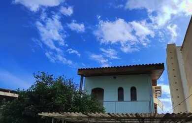 Imagem: A casa possui 3 Dormitórios, 2 Banheiros, 2 Vagas na garagem