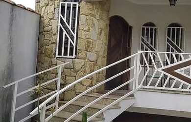 Imagem: A casa possui 3 Dormitórios, 4 Banheiros, 5 Vagas na garagem