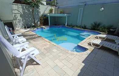 Imagem: A casa possui 3 Dormitórios, 3 Banheiros, 5 Vagas na garagem