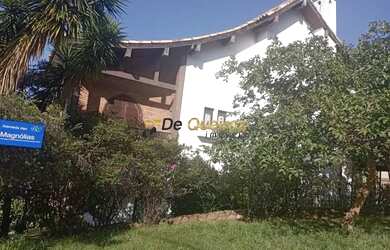 Imagem: A casa possui 3 Dormitórios, 5 Banheiros, 4 Vagas na garagem