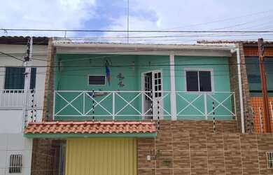 Imagem: A casa possui 3 Dormitórios, 3 Banheiros, 2 Vagas na garagem