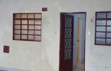 Imagem: A casa possui 2 Dormitórios, 1 Banheiro, 2 Vagas na garagem