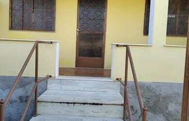 Imagem: A casa possui 2 Dormitórios, 1 Banheiro, 2 Vagas na garagem