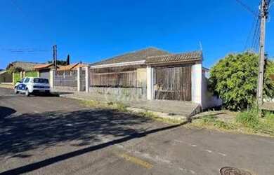 Imagem: A casa possui 4 Dormitórios, 1 Banheiro, 4 Vagas na garagem