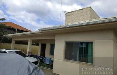 Imagem: A casa possui 3 Dormitórios, 2 Banheiros, 1 Vaga na garagem