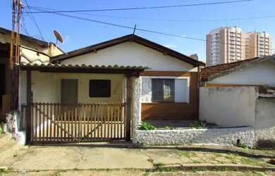 Imagem: A casa possui 2 Dormitórios, 1 Banheiro, 1 Vaga na garagem