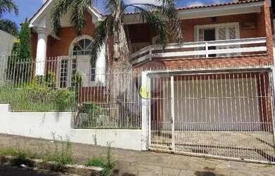 Imagem: A casa possui 3 Dormitórios, 3 Banheiros, 2 Vagas na garagem