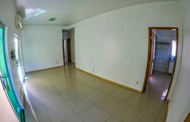 Imagem: A casa em condomínio possui 3 Dormitórios, 2 Banheiros, 3