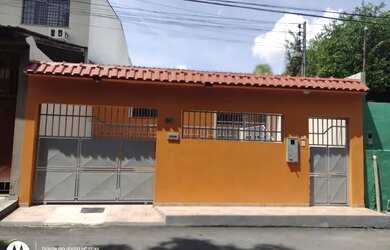 Imagem: A casa possui 2 Dormitórios, 2 Banheiros, 2 Vagas na garagem