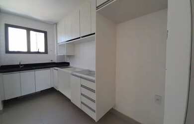 Imagem: O apartamento possui 2 Dormitórios, 1 Banheiro, 2 Vagas na