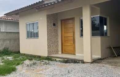 Imagem: A casa possui 2 Dormitórios, 1 Banheiro, 2 Vagas na garagem