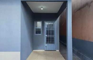 Imagem: A casa possui 3 Dormitórios, 1 Banheiro, 2 Vagas na garagem