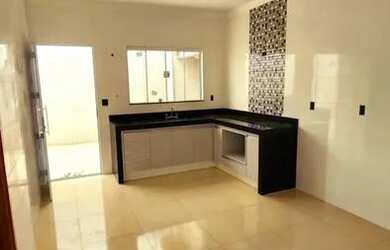 Imagem: A casa possui 3 Dormitórios, 1 Banheiro, 1 Vaga na garagem