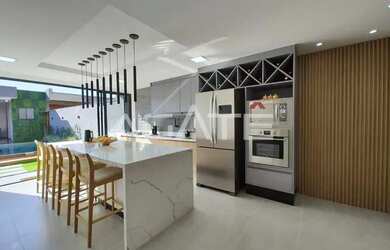 Imagem: A casa possui 4 Dormitórios, 5 Banheiros, 2 Vagas na garagem