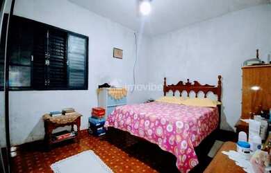 Imagem: A casa possui 3 Dormitórios, 1 Banheiro, 3 Vagas na garagem