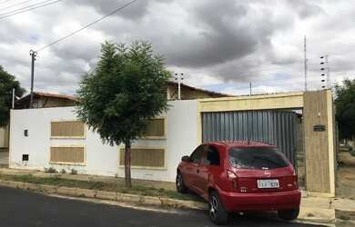 Imagem: A casa possui 2 Dormitórios, 1 Banheiro, 5 Vagas na garagem