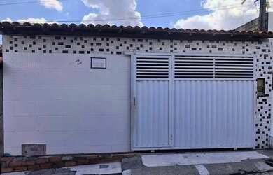 Imagem: A casa possui 2 Dormitórios, 1 Banheiro, Varanda e está localizado