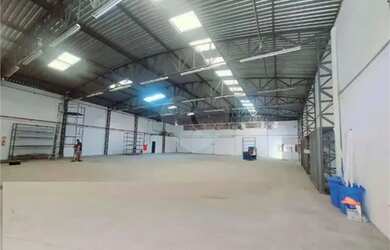 Imagem: O depósito possui 5 Vagas na garagem, 800m² de Área e está