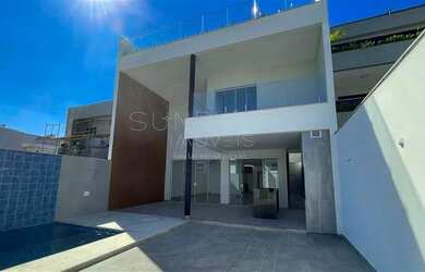 Imagem: A casa possui 4 Dormitórios, 5 Banheiros, 2 Vagas na garagem