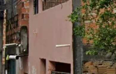 Imagem: A casa possui 3 Dormitórios, 2 Banheiros, 1 Vaga na garagem