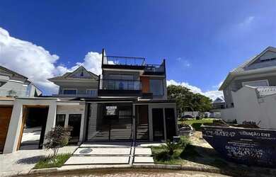 Imagem: A casa em condomínio possui 4 Dormitórios, 5 Banheiros, 3