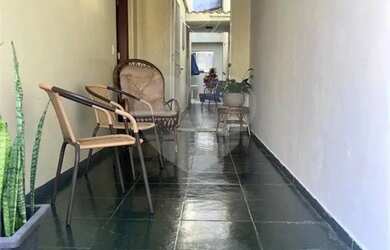 Imagem: A casa possui 4 Dormitórios, 5 Banheiros, 4 Vagas na garagem