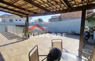 Imagem: A casa possui 3 Dormitórios, 2 Banheiros, 4 Vagas na garagem