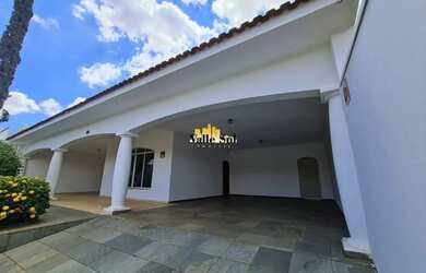 Imagem: A casa possui 4 Dormitórios, 4 Banheiros, 4 Vagas na garagem