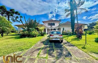 Imagem: A casa possui 4 Dormitórios, 3 Banheiros, 5 Vagas na garagem