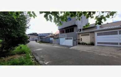 Imagem: A casa possui 4 Dormitórios, 2 Banheiros, 2 Vagas na garagem