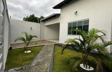 Imagem: A casa possui 3 Dormitórios, 3 Banheiros, 2 Vagas na garagem