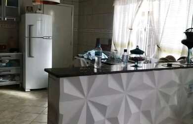 Imagem: A casa possui 3 Dormitórios, 1 Banheiro, 2 Vagas na garagem