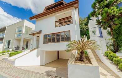 Imagem: A casa possui 3 Dormitórios, 4 Banheiros, 4 Vagas na garagem