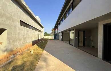 Imagem: A casa em condomínio possui 4 Dormitórios, 4 Banheiros, 4