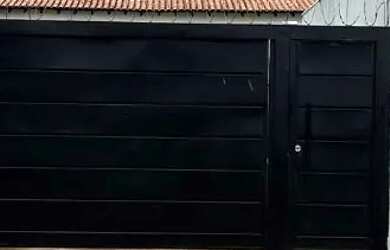 Imagem: A casa possui 4 Dormitórios, 3 Banheiros, 4 Vagas na garagem