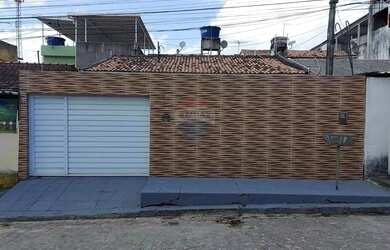 Imagem: A casa possui 3 Dormitórios, 1 Banheiro, 2 Vagas na garagem