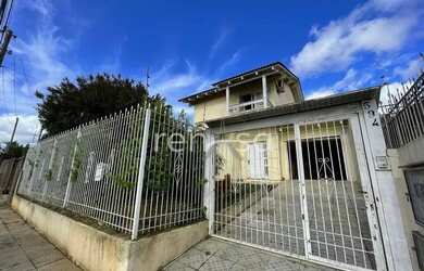 Imagem: A casa possui 3 Dormitórios, 2 Banheiros, 3 Vagas na garagem